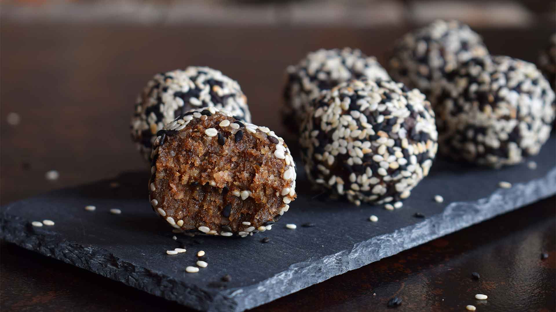 طرز تهیه توپک خرمایی کنجدی