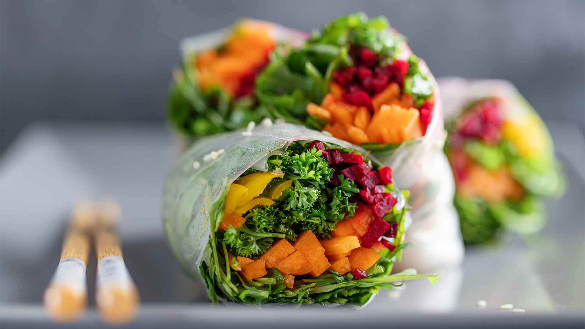 طرز تهیه ساندویچ رپ گیاهی با سس کنجد ساده عقاب: یک وعدهی سالم و خوشمزه برای گیاهخواران